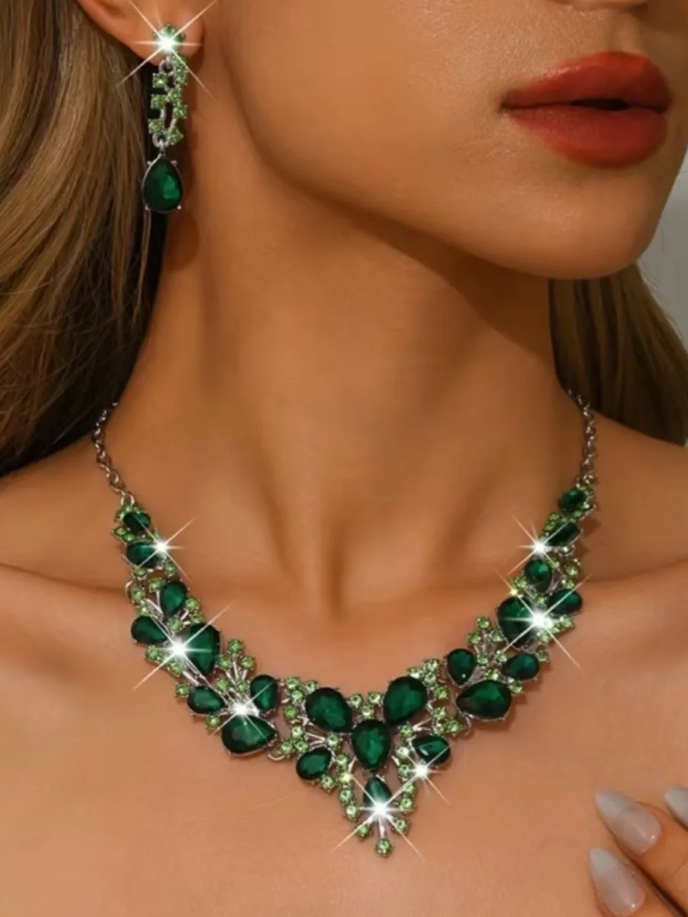 Elegant Emerald Green Teardrop Necklace & Earrings Set